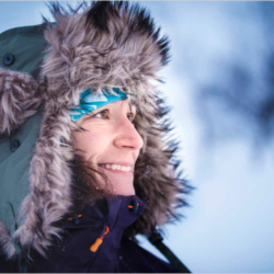 Johanna Davidsson med vinterkläder tittar ut över suddigt vinterlandskap