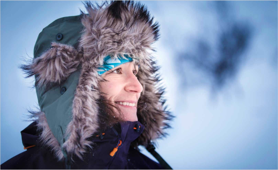 Johanna Davidsson med vinterkläder tittar ut över suddigt vinterlandskap